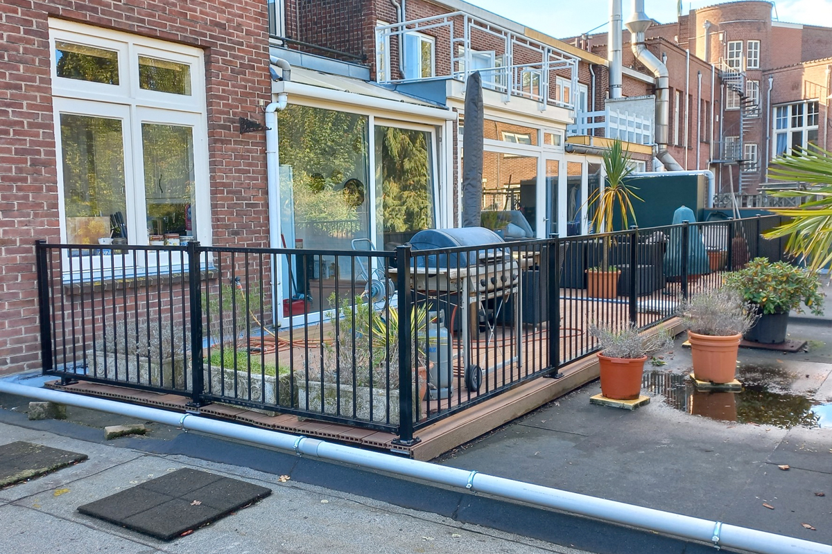 Hekwerk op vlonder plaatsen