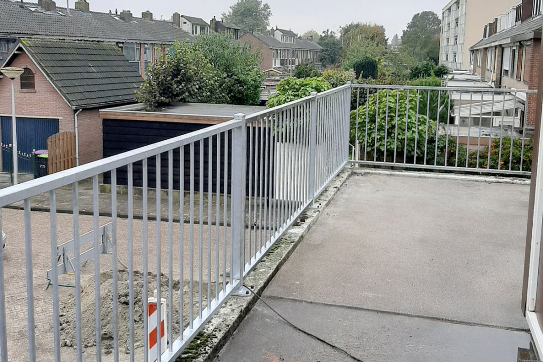 Balkonhekwerk met verzinkte en gecoate profielen langs een balkon