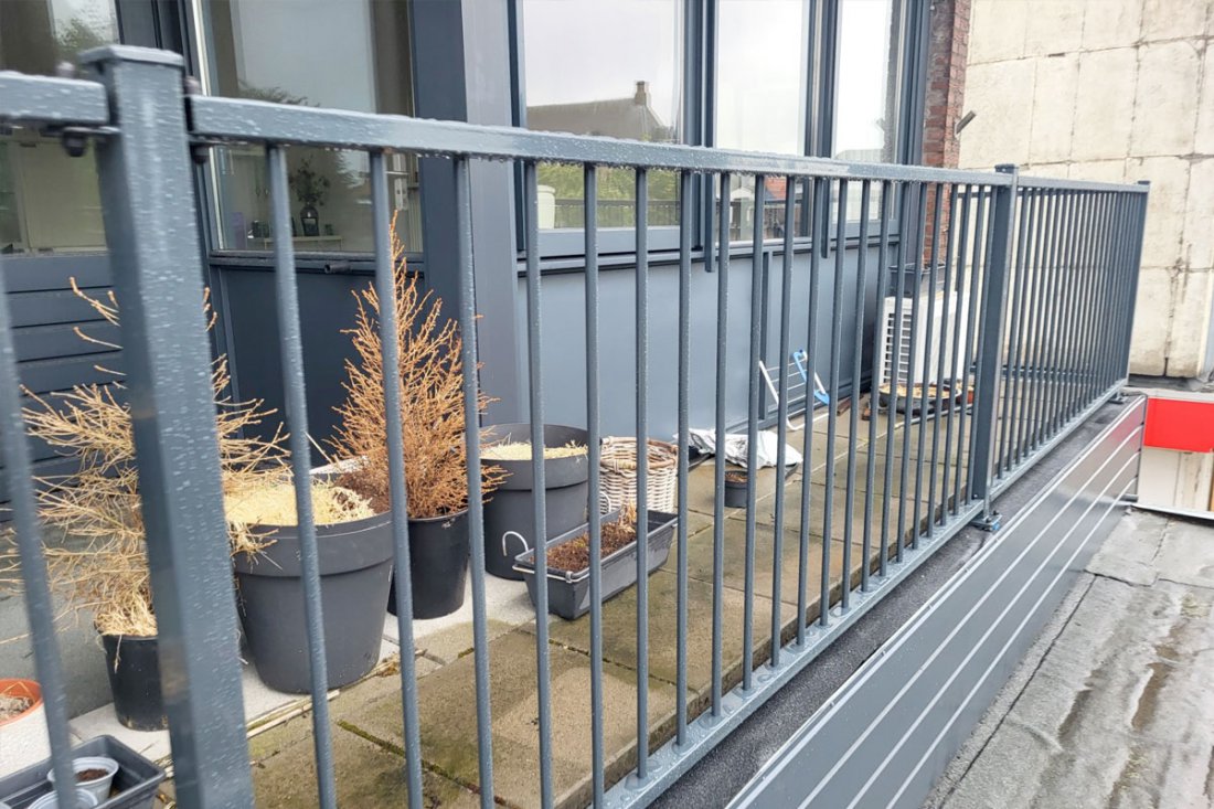 Balkonhekwerk met gevelbeugels aan de muur bevestigd in plaats van in de betonrand