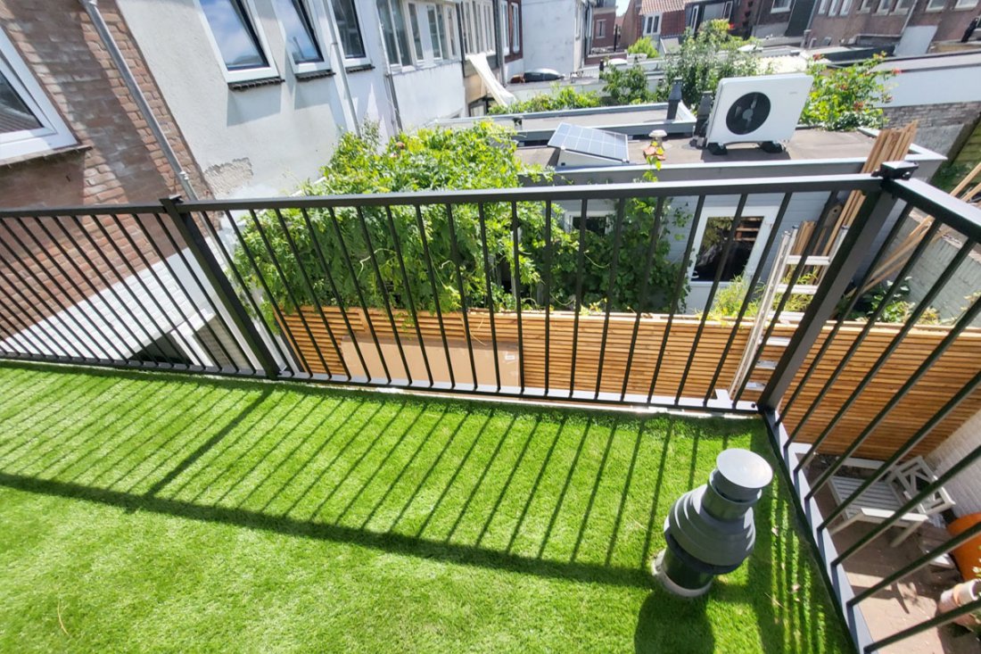 Balkonhekwerk met gepoedercoate spijlen dat er na jaren nog strak uitziet