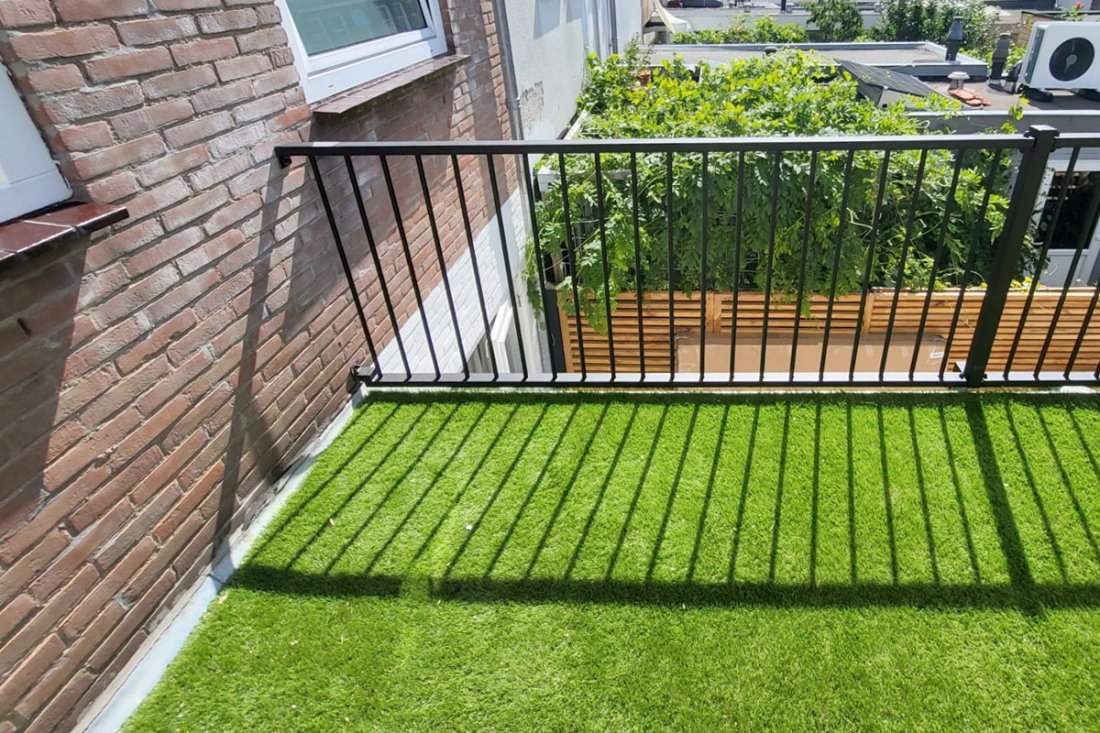 Balkonhekwerk op een dakterras dat regelmatig wordt schoongemaakt