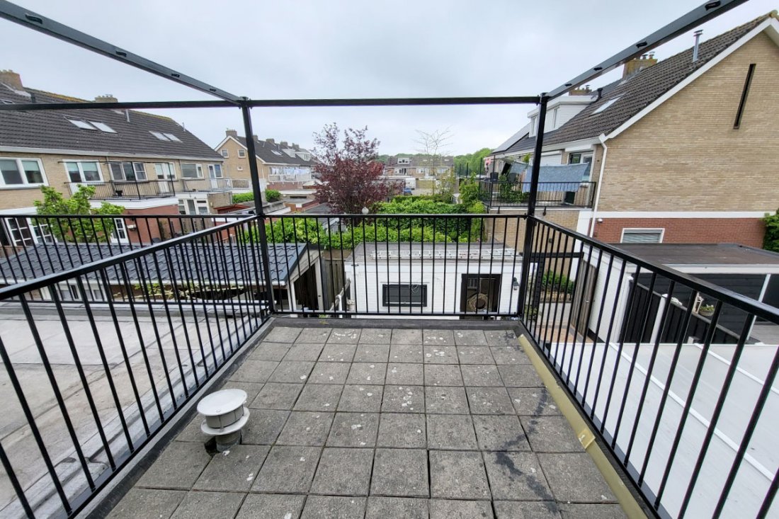 Balkonhekwerk over de volle breedte van een dakterras, opgemeten en op maat gemaakt