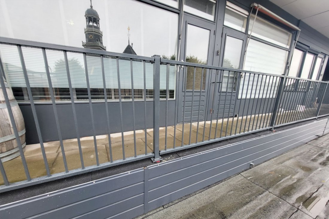 Balkonhekwerk in dezelfde kleur en uitvoering langs meerdere balkons