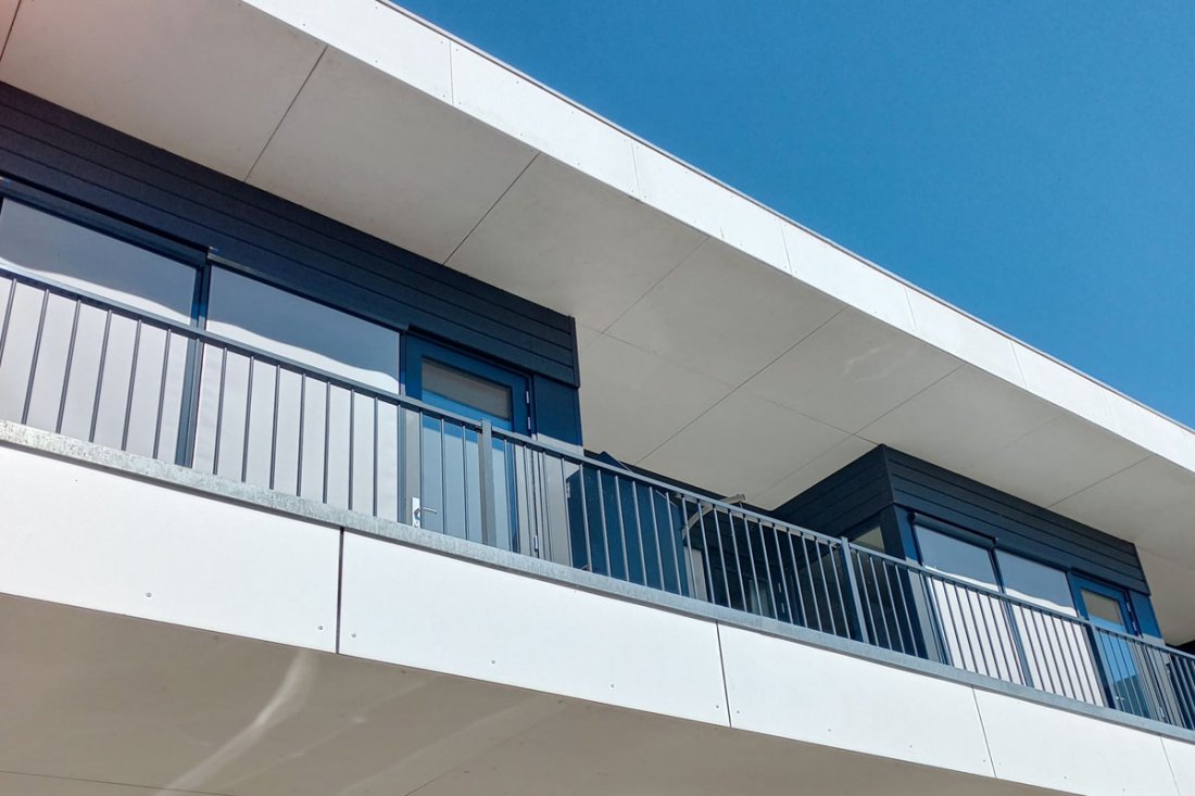 Balkonhekwerk op een balkon van een appartement in een woonwijk