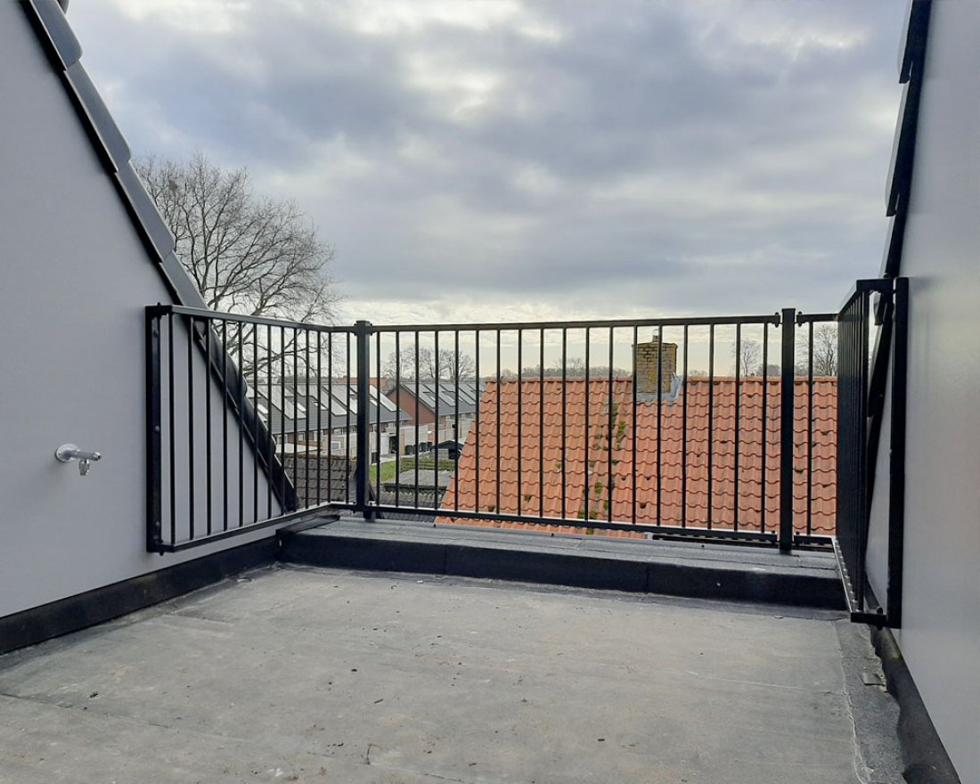 Hekwerk rond een klein dakterras met een gemetselde opstand