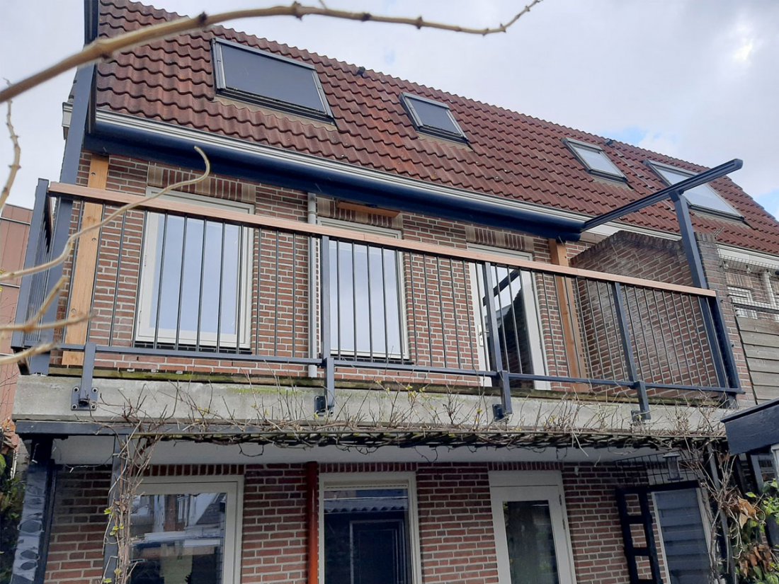 Dakterras met hekwerk op de verdieping van een rijtjeswoning