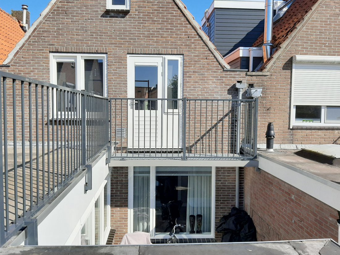 Hekwerk langs een dakterras op de verdieping van een woning