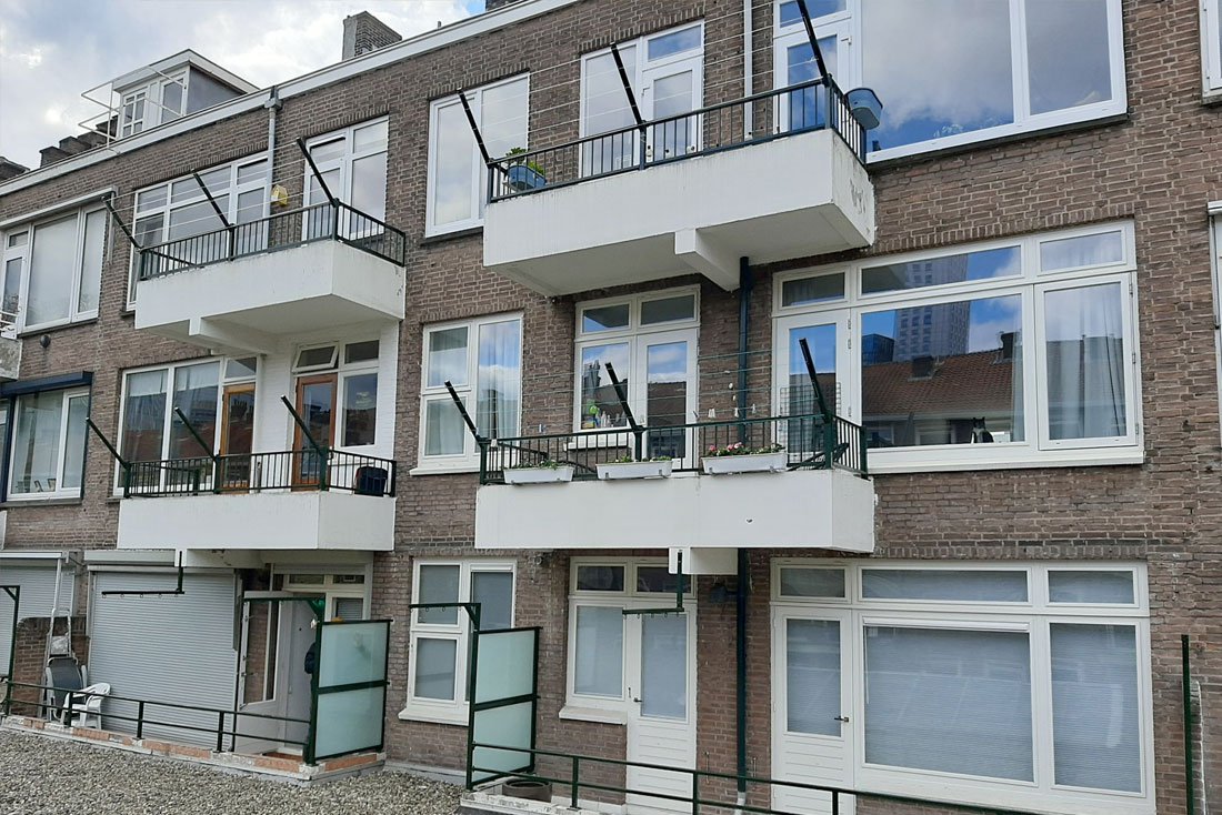 Hekwerk langs de galerij en dakterrassen van een appartementencomplex