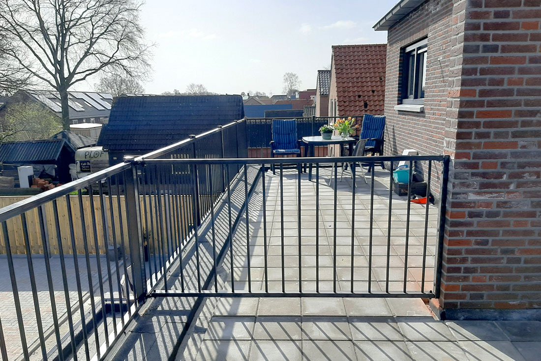 Hekwerk rond een ruim dakterras met vrij zicht op de omgeving