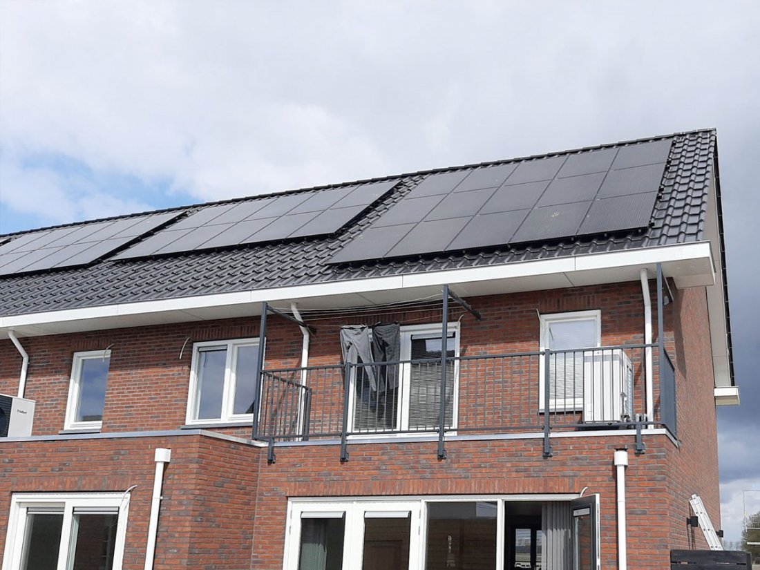 Hekwerk langs een dakterras op de bovenverdieping van een woning
