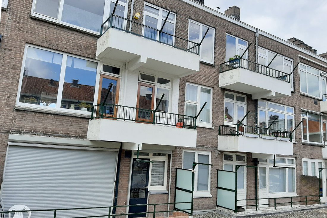 Balkons en dakterrassen met hekwerk aan de gevel van een flat