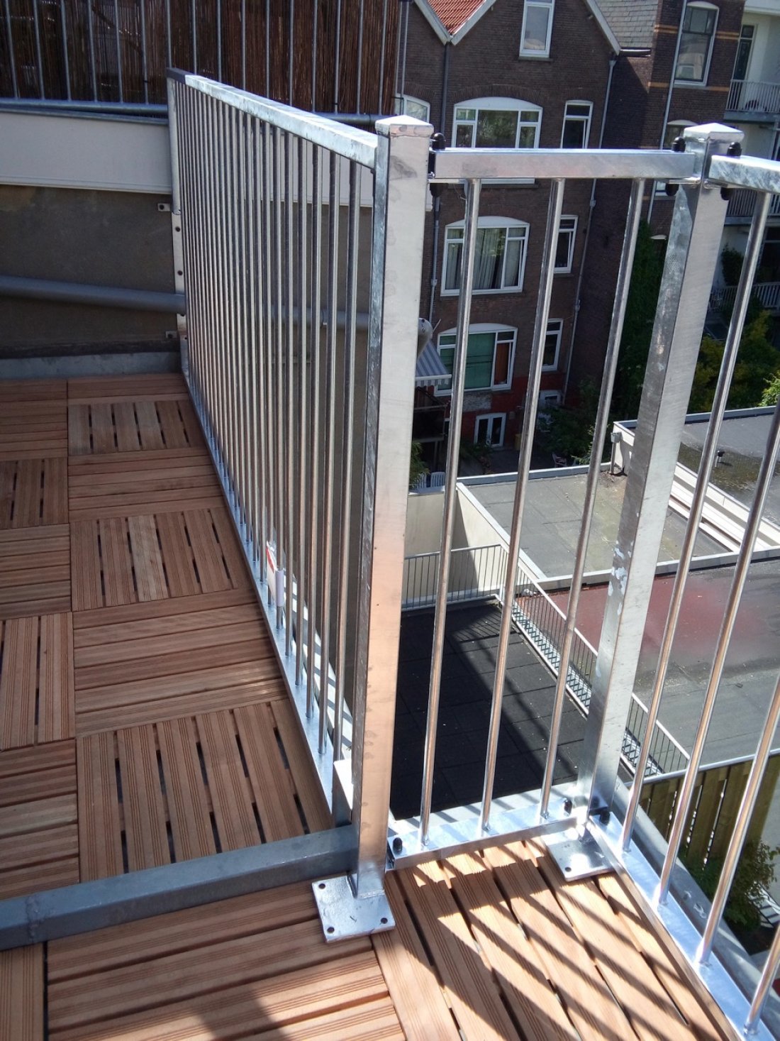 Hekwerk rond een terras dat op basis van complete maten is geleverd