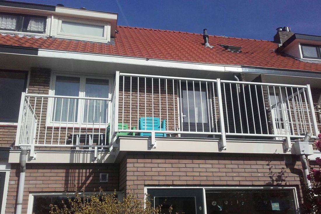 Hekwerk over de volle lengte van een gebouw met meerdere verdiepingen