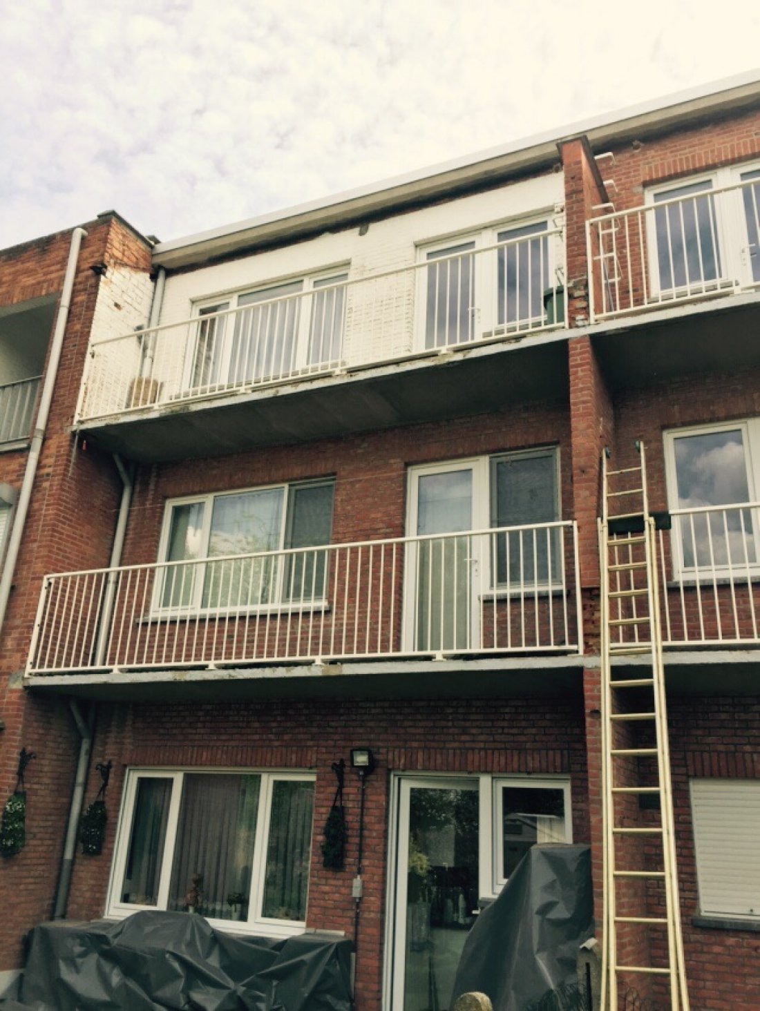 Hekwerk langs de balkons van een woongebouw, snel geleverd en geplaatst