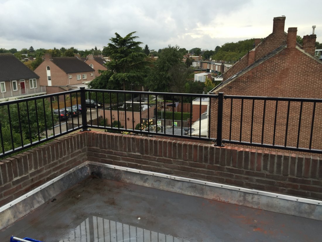 Hekwerk rond een dakterras dat kort na bestelling is geplaatst