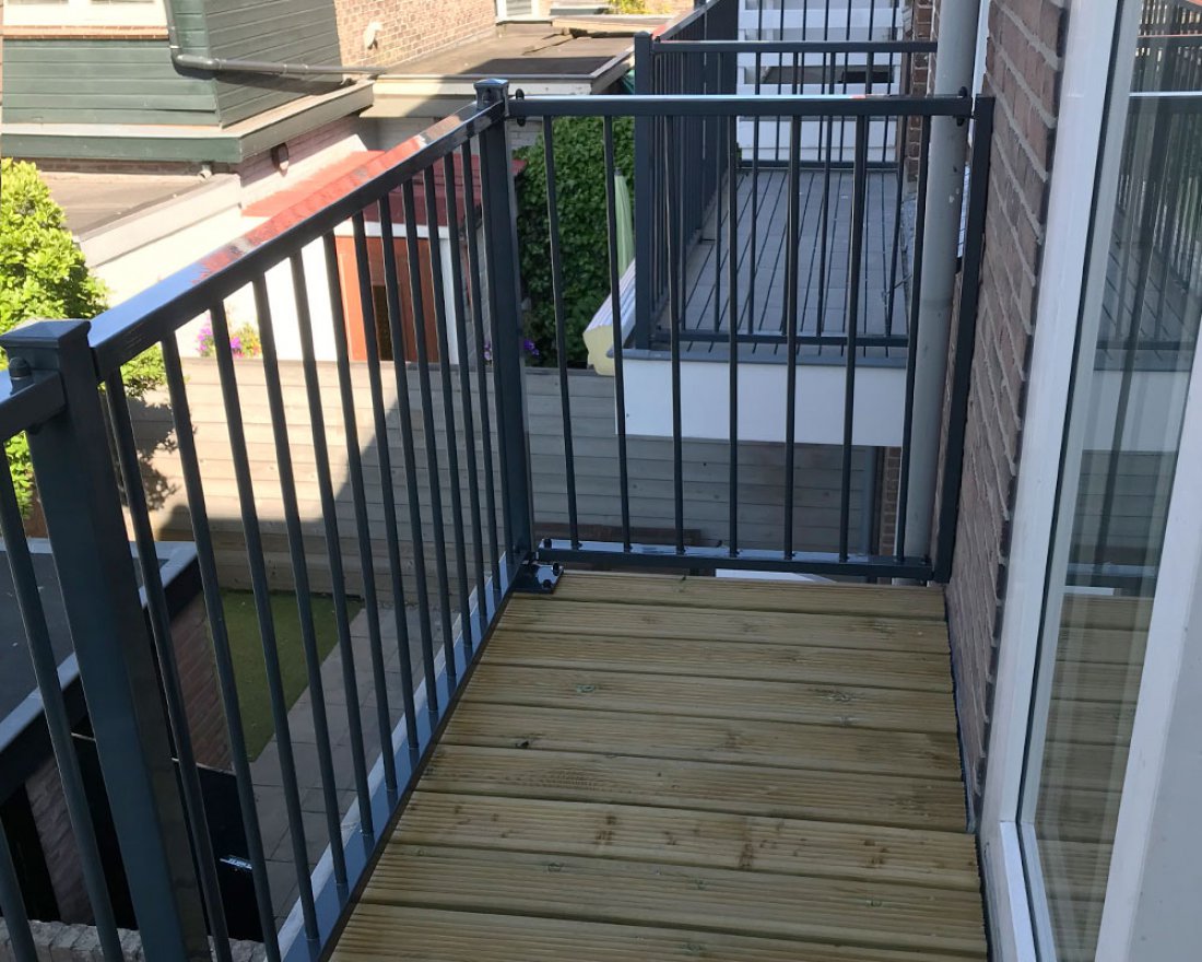 Hekwerk in secties langs een terras bij een woning