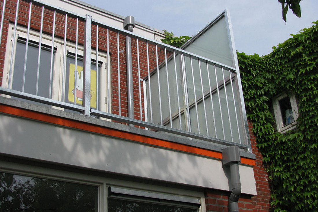 Hekwerk langs een balkon aan de zijkant van een woning