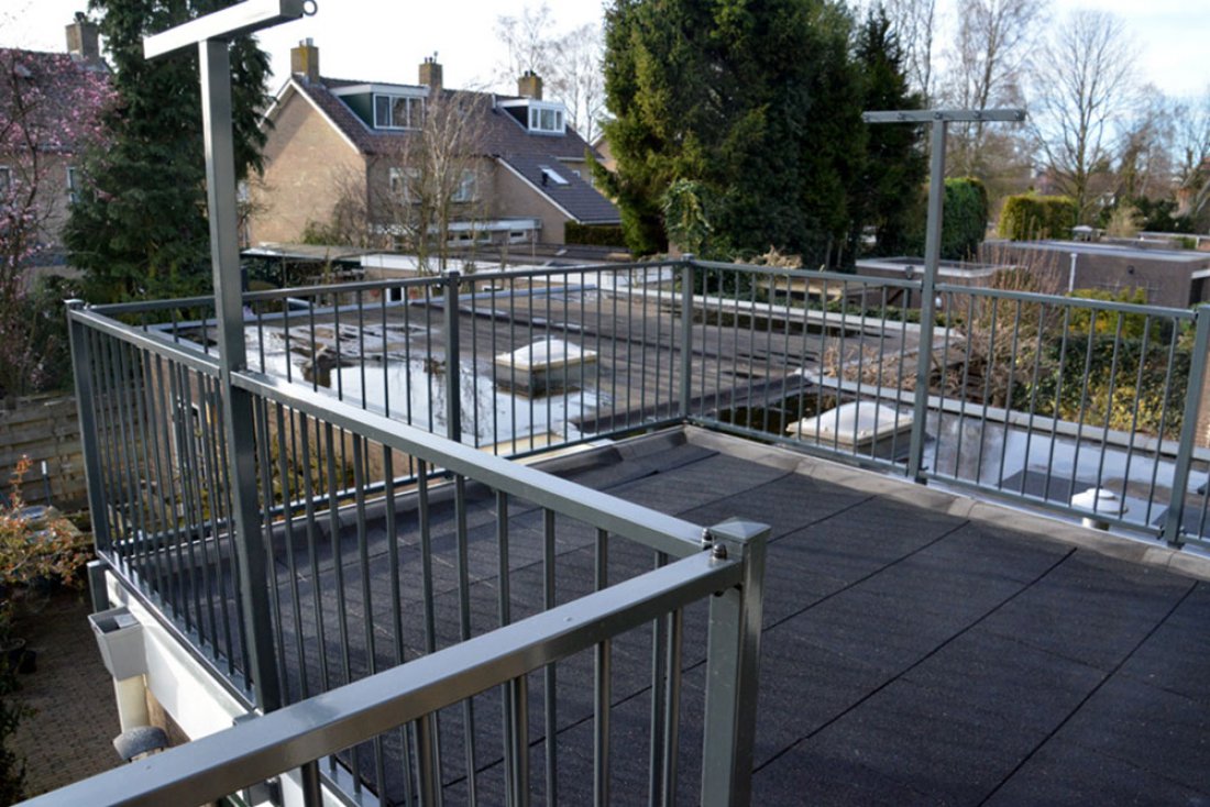 Hekwerk rond een plat dak van een woning