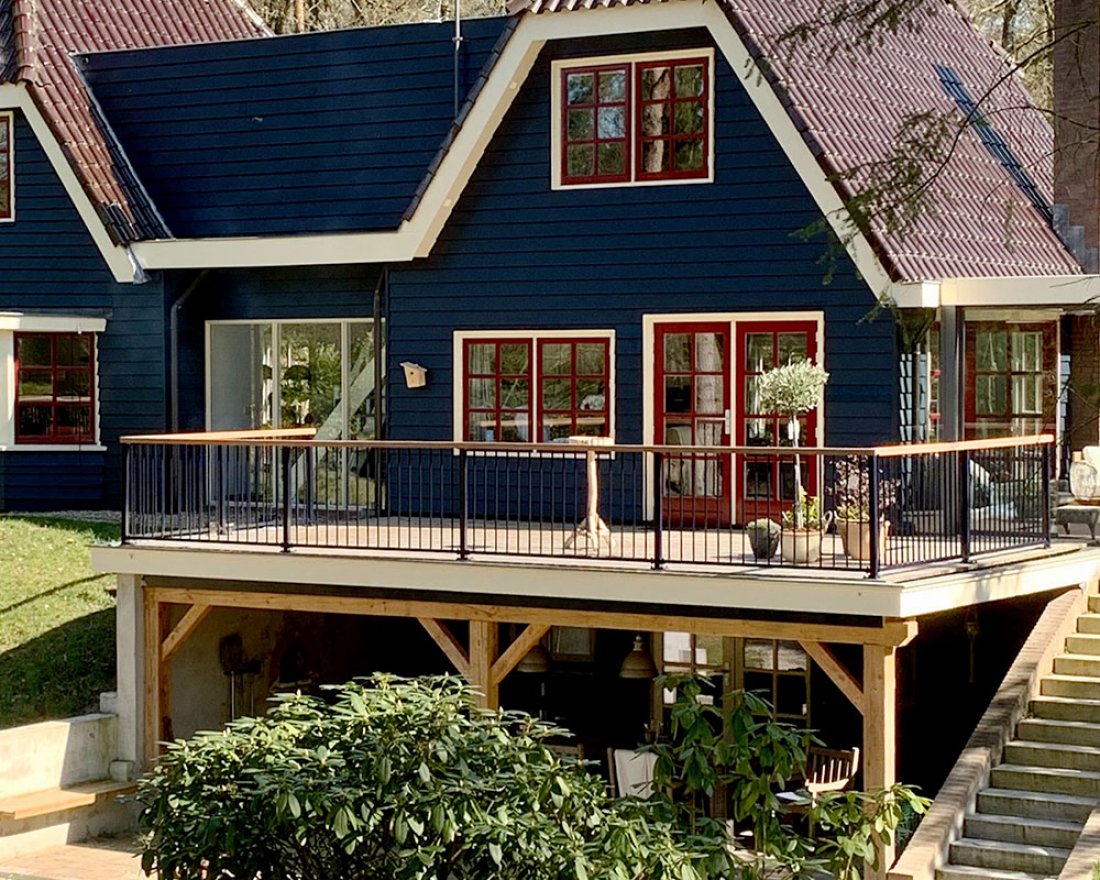 Hekwerk op maat langs een veranda van een woning