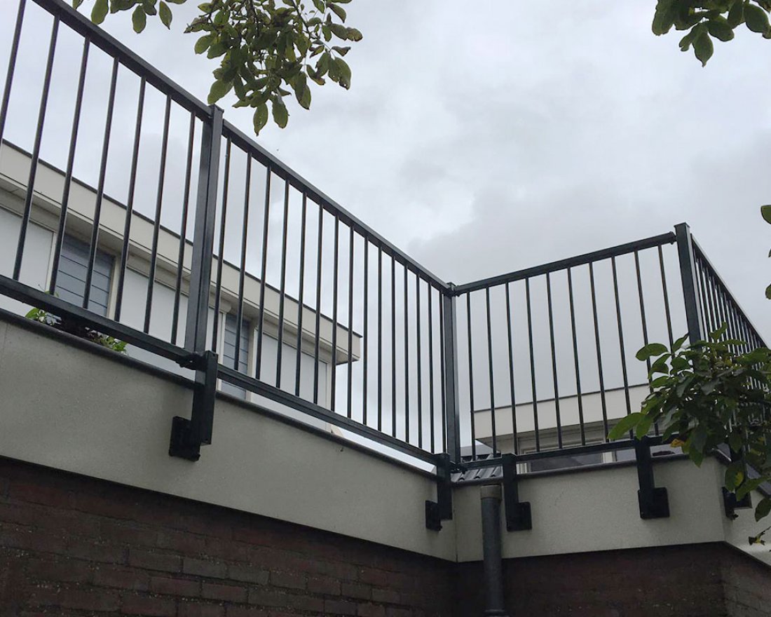 Hekwerk langs een balkon van een nieuwbouwwoning
