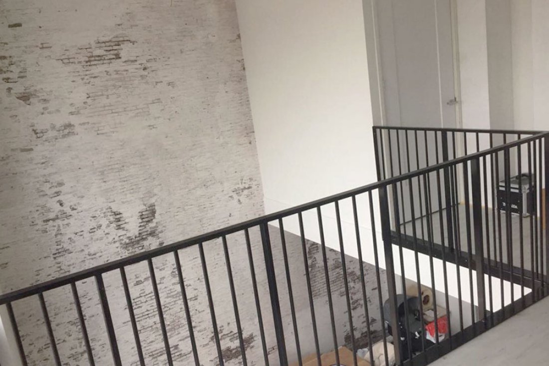Spijlenhek met smalle spijlafstand langs een verhard terrein