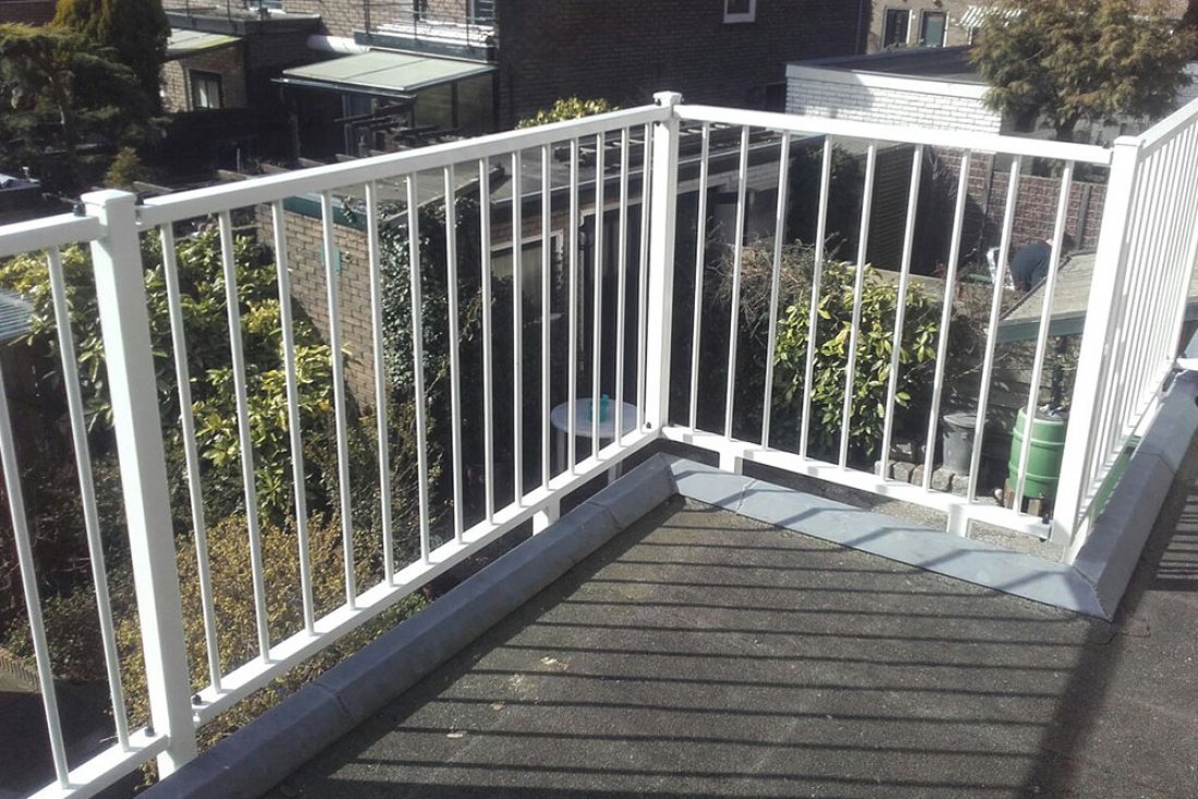 Wit hekwerk met verticale spijlen op regelmatige afstand