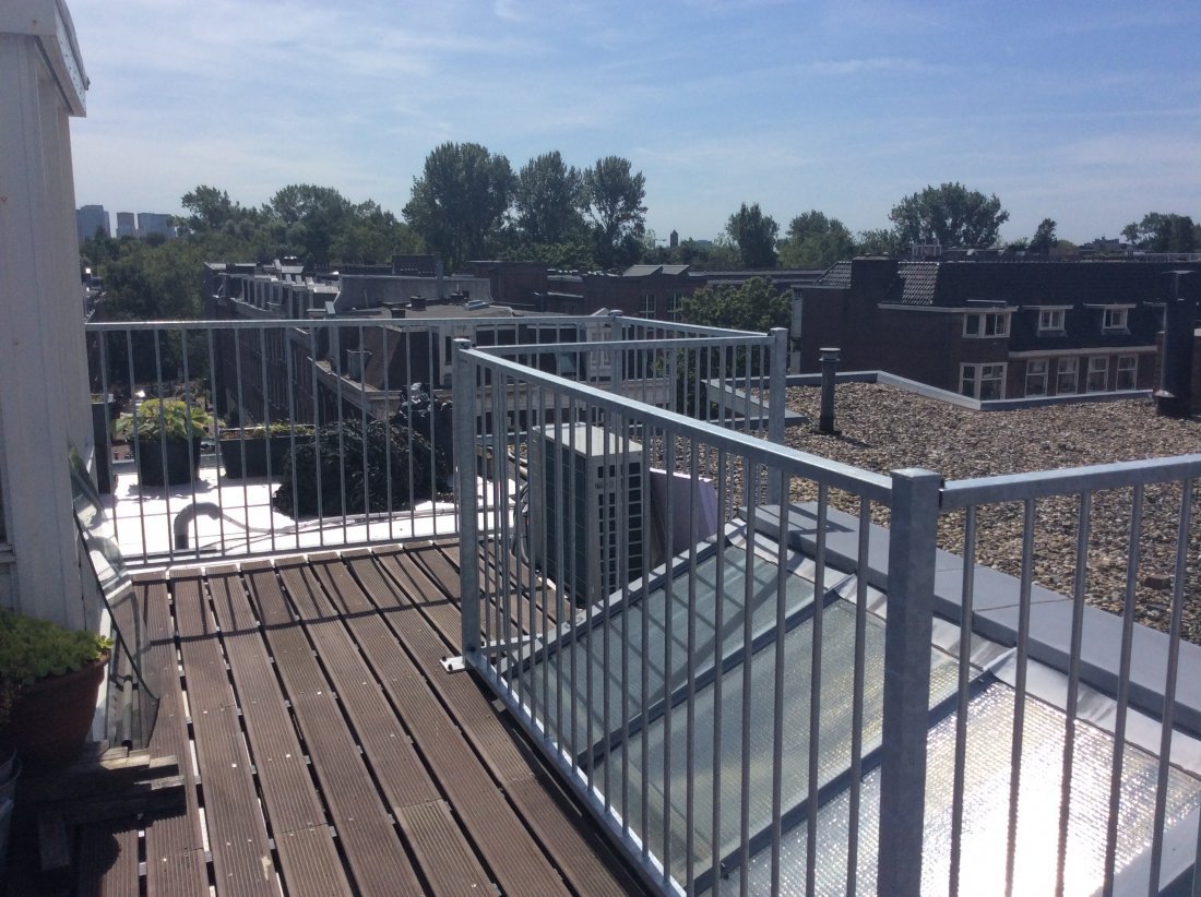 Hekwerk rond een dakterras dat met spoed is vervangen