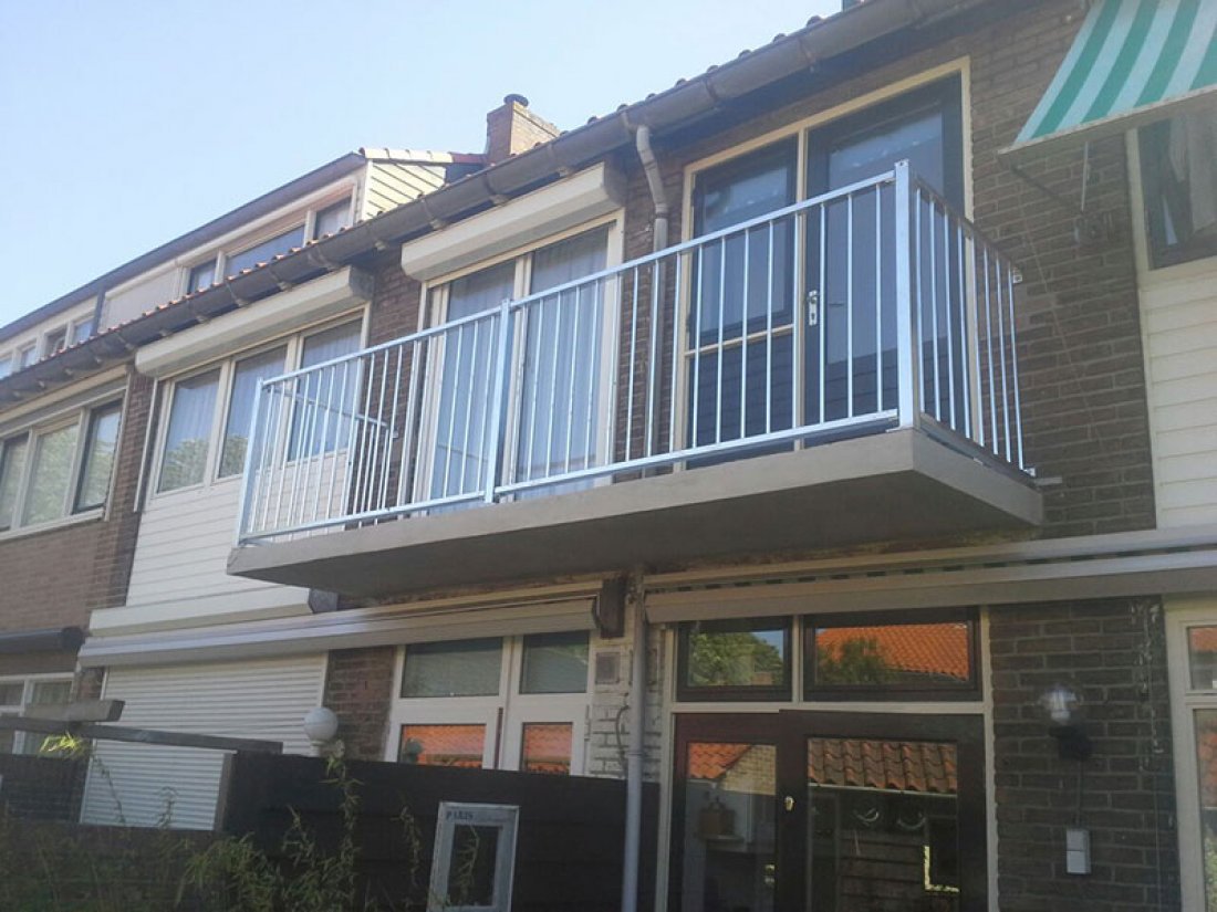 Hekwerk langs de balkons van een gebouw na vervanging