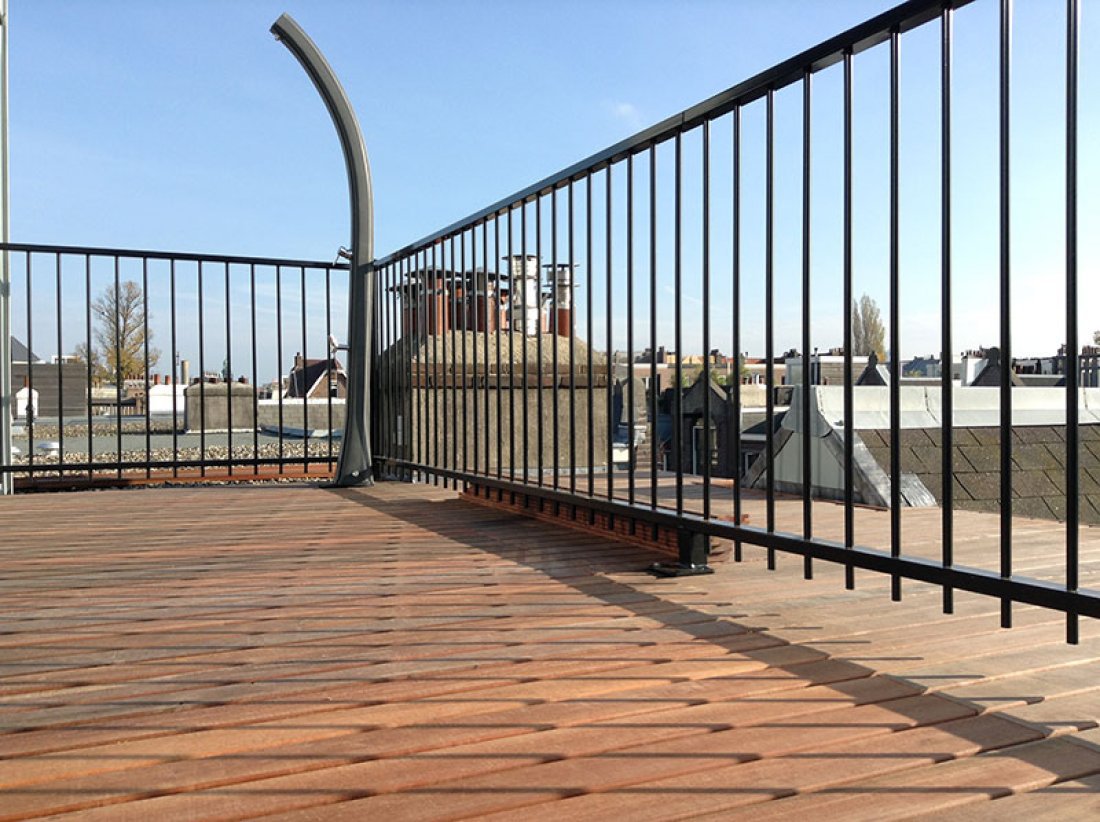 Hekwerk rond een houten dakterras kort na oplevering