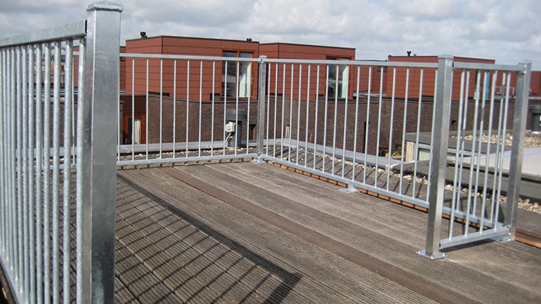 Hekwerk rond een dakterras met een houten vloer, snel geplaatst