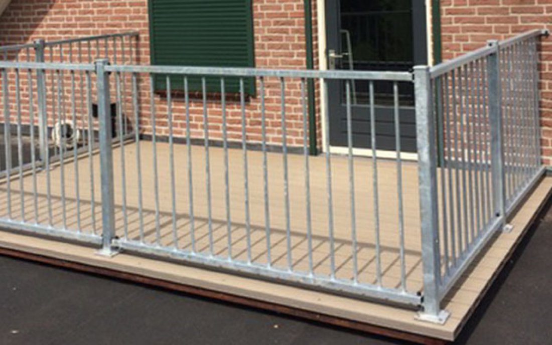 Hekwerk met verzinkte profielen rond een terras