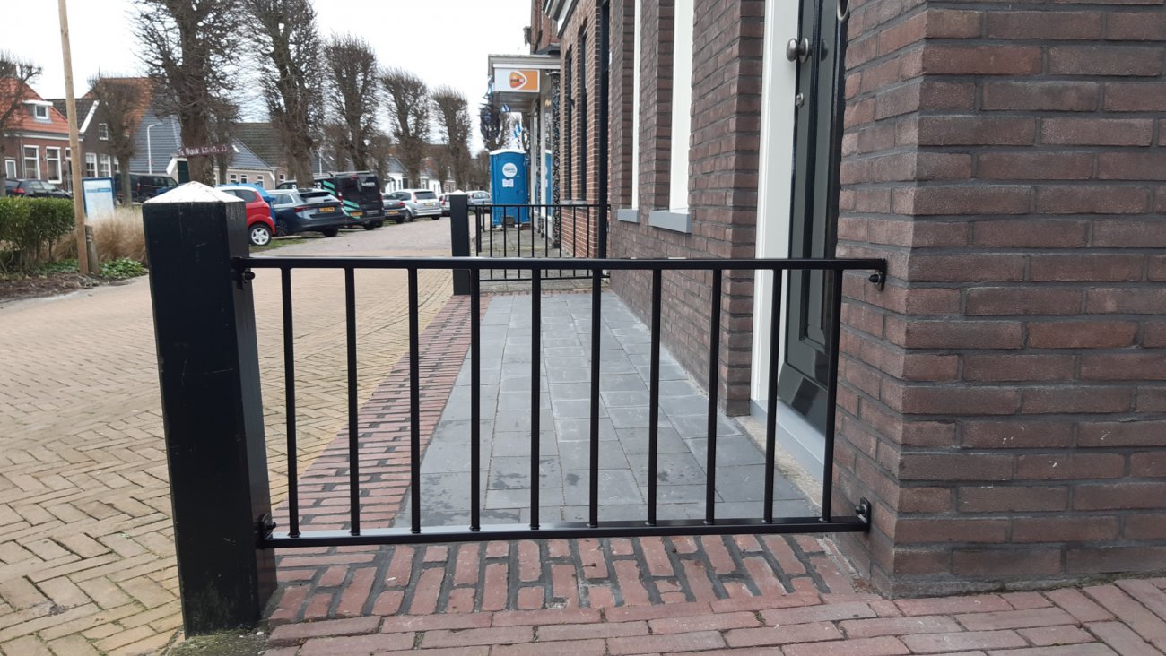 Tuinhekwerk tussen twee muren aan de straatzijde