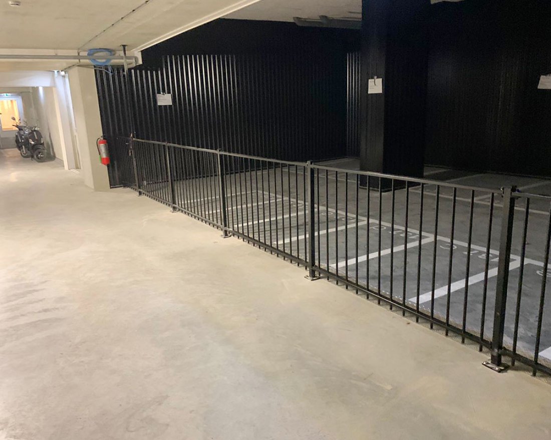 Tuinhekwerk met palen op een verharde ondergrond